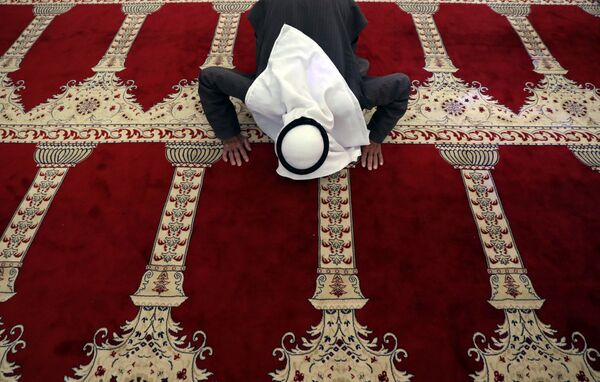 Палестинец молится в мечети аль-Харам аль-Кудс аш-Шариф во время священного месяца Рамадан в Старом городе Иерусалима - Sputnik Узбекистан