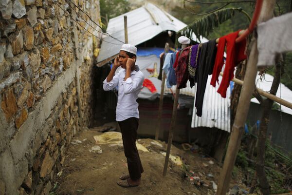 Мальчик-рохинджа во время молитвы в лагере беженцев в Катманду, Непал - Sputnik Узбекистан