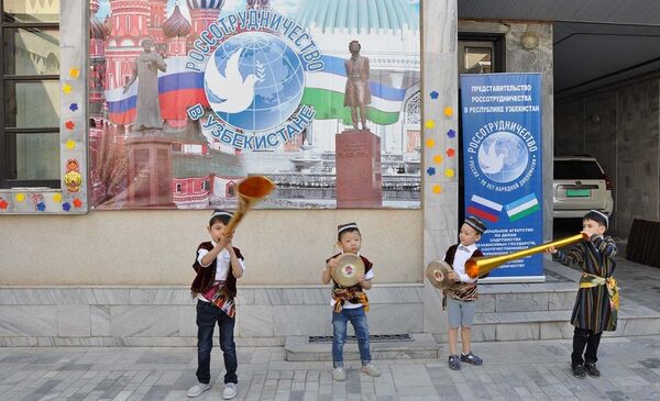 В Россотрудничестве отметили День защиты детей - Sputnik Узбекистан