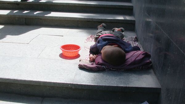 Уличные зарисовки Тбилиси. Бездомный ребенок в переходе. - Sputnik Ўзбекистон