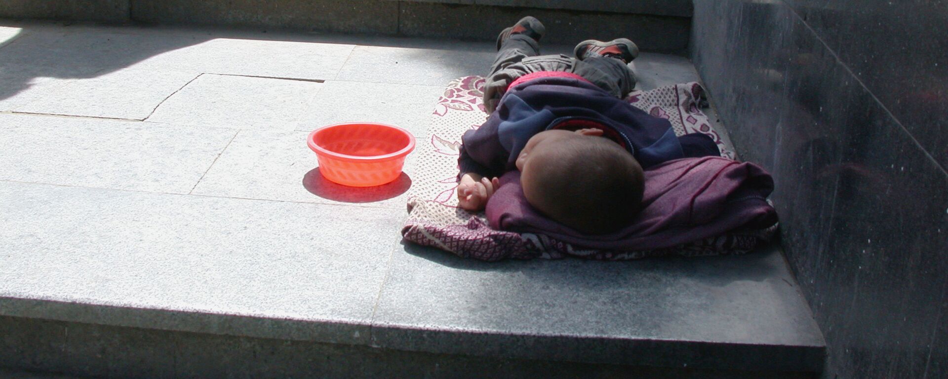 Уличные зарисовки Тбилиси. Бездомный ребенок в переходе. - Sputnik Узбекистан, 1920, 23.01.2020
