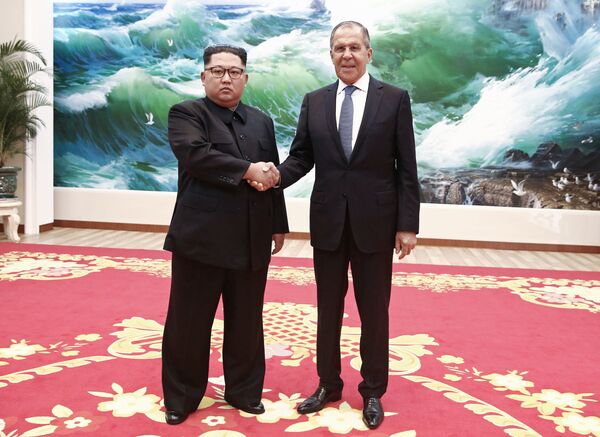 Министр иностранных дел РФ Сергей Лавров и глава КНДР Ким Чен Ын на встрече в Пхеньяне - Sputnik Узбекистан