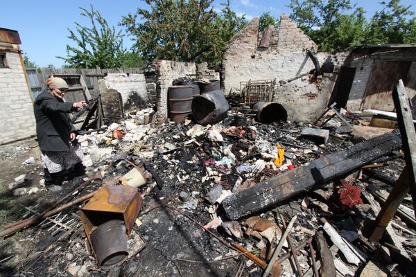 Последствия обстрела жилого дома в Докучаевске - Sputnik Узбекистан
