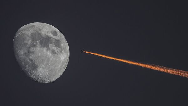 Луна и самолет на закате - Sputnik Узбекистан