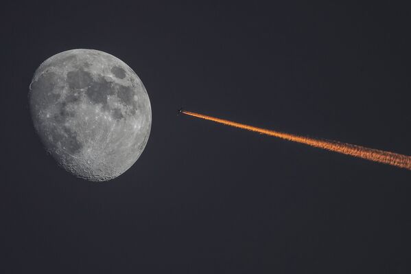 Луна и самолет на закате - Sputnik Узбекистан