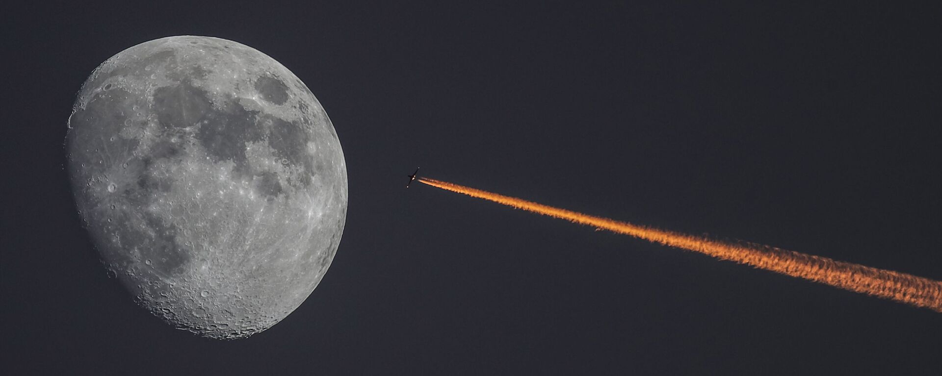Луна и самолет на закате - Sputnik Узбекистан, 1920, 18.02.2021