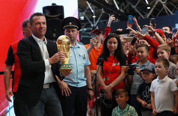 Лотар Маттеус: болельщики приедут ради футбола, а уедут с любовью к России Лотар Маттеус: болельщики приедут ради футбола, а уедут с любовью к России - Sputnik Узбекистан