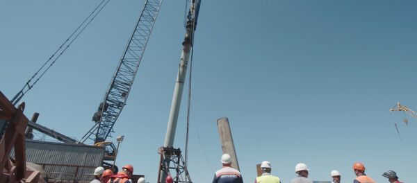 СПУТНИК_Строители забили последнюю сваю Крымского моста СПУТНИК_Строители забили последнюю сваю Крымского моста - Sputnik Узбекистан