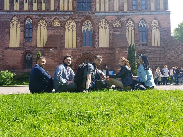 Команда наивных путешественников в Калининграде Команда наивных путешественников в Калининграде - Sputnik Узбекистан