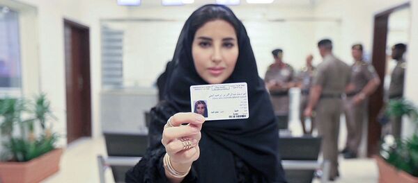Женщине в Саудовской Аравии впервые выдали водительское удостоверение Женщине в Саудовской Аравии впервые выдали водительское удостоверение - Sputnik Ўзбекистон