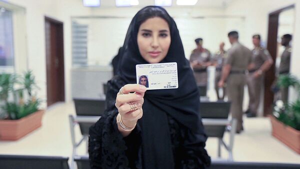 Женщине в Саудовской Аравии впервые выдали водительское удостоверение - Sputnik Узбекистан