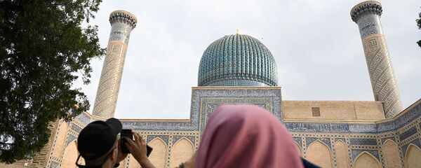 Туристы осматривают мавзолей Гур Эмира в Самарканде Туристы осматривают мавзолей Гур Эмира в Самарканде - Sputnik Ўзбекистон