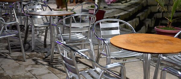 Столики и стулья в кафе Столики и стулья в кафе - Sputnik Узбекистан