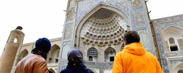 Туристы осматривают достопримечательность Туристы осматривают достопримечательность - Sputnik Ўзбекистон