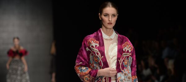 Работы дизайнера Зульфии Султон на Mercedes Benz Fashion Week Russia Работы дизайнера Зульфии Султон на Mercedes Benz Fashion Week Russia - Sputnik Узбекистан