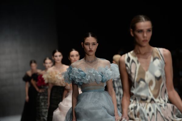 Zulfiya Sulton liboslari Moskvada Mercedes Benz Fashion Week Russia ko‘rigida - Sputnik O‘zbekiston