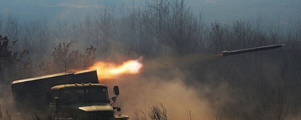 Боевая машина БМ-21 реактивной системы залпового огня Град Боевая машина БМ-21 реактивной системы залпового огня Град - Sputnik Узбекистан