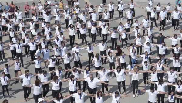 1200 киприотов устроили танцевальный флешмоб в гавани Пафоса - Sputnik Узбекистан