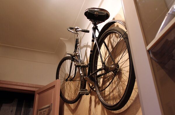 В коридоре выставлены фены, настенные телефоны, звонки, пылесосы, на стене висит велосипед и другие вещи из прошлого. - Sputnik Узбекистан