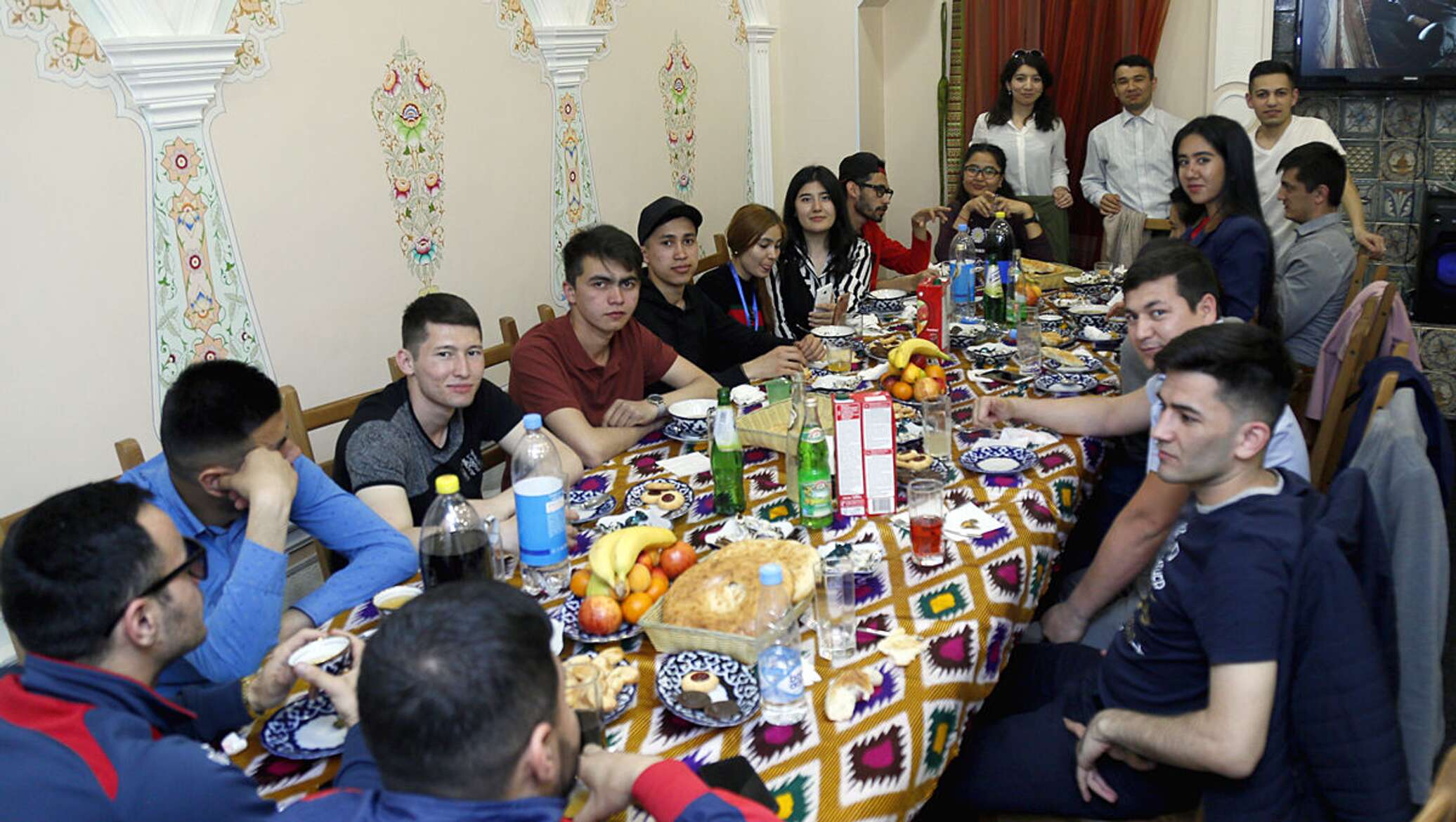 Организация ташкента. Узбекская молодежь. Общественные организации Узбекистана. Узбекская вечеринка. Современная молодежь Узбекистана.