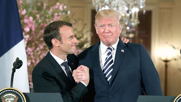 Президент США Дональд Трамп и президент Франции Эммануэль Макрон  - Sputnik Узбекистан