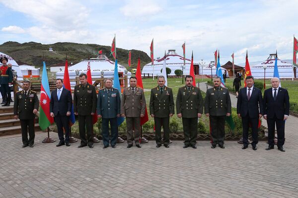 Министры обороны СНГ до начала заседания возложили венки в Кызыле - Sputnik Узбекистан
