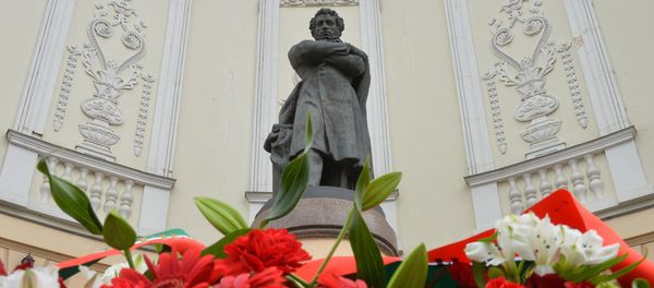 Возложение цветов к памятнику Александру Пушкину в рамках празднования Международного дня русского языка - Sputnik Узбекистан