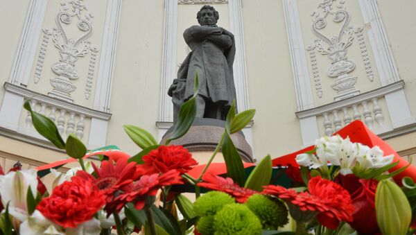 Возложение цветов к памятнику Александру Пушкину в рамках празднования Международного дня русского языка - Sputnik Узбекистан