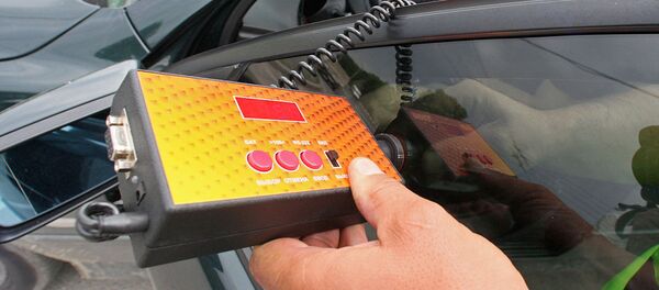 Сотрудник МВД осуществляет контроль плотности тонировки  Сотрудник МВД осуществляет контроль плотности тонировки  - Sputnik Ўзбекистон