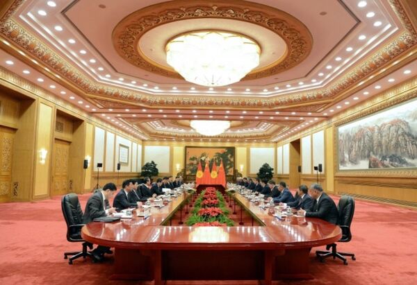 Кыргызстан договорился с Китаем о стратегическом партнерстве Кыргызстан договорился с Китаем о стратегическом партнерстве - Sputnik Узбекистан