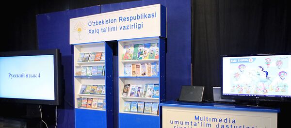 В Ташкенте в рамках заседания Международного пресс- клуба обсудили вопросы обеспечения общеобразовательных школ учебниками в новом учебном году.  В Ташкенте в рамках заседания Международного пресс- клуба обсудили вопросы обеспечения общеобразовательных школ учебниками в новом учебном году.  - Sputnik Ўзбекистон