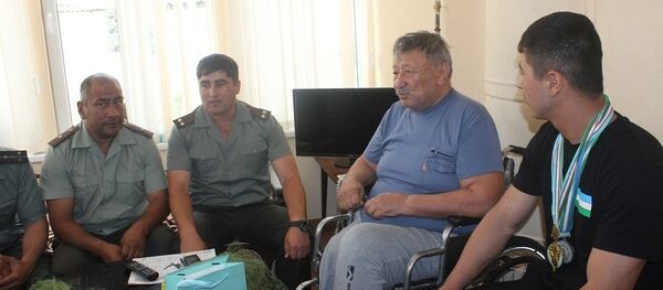 Predstaviteli Minoboroni RUz v ramkax chempionata po boksu Za kubok Minoboroni provedali pervogo uzbekskogo chempiona Rufata Riskiyeva Predstaviteli Minoboroni RUz v ramkax chempionata po boksu Za kubok Minoboroni provedali pervogo uzbekskogo chempiona Rufata Riskiyeva - Sputnik O‘zbekiston