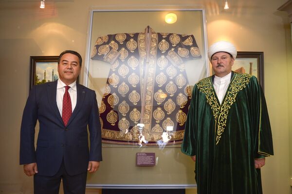 Руководитель проекта Культурное наследие Узбекистана в собраниях мира Фирдавс Абдухаликов (слева) и муфтий петербургской Cоборной мечети Равиль Пончаев - Sputnik Узбекистан