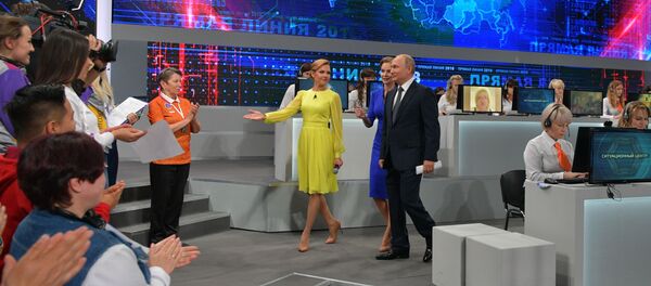 Прямая линия с президентом России Владимиром Путиным Прямая линия с президентом России Владимиром Путиным - Sputnik Узбекистан