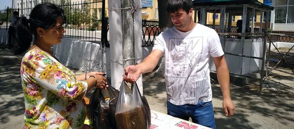 Раз в неделю по 700-800 буханок хлеба бесплатно раздаёт людям житель махалли Муллиён г. Самарканда Самар Махмудов - Sputnik Узбекистан