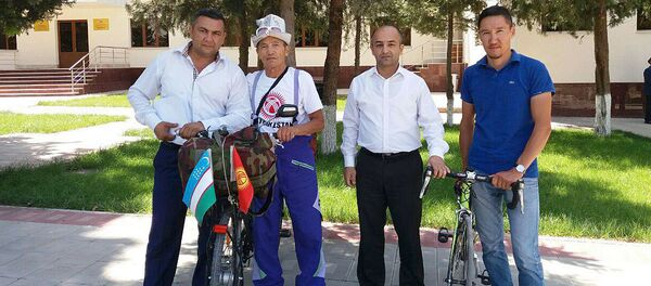 В Самарканд прибыл велосипедист из Кыргызстана Таштанов Мемет Ога, путешествующий по всему Узбекистану - Sputnik Узбекистан