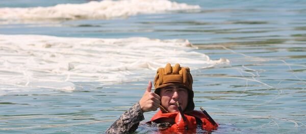 Қўшинларда 1992—1993 йиллардан бери биринчи марта тунги вақтда парашютдан сакраш, сув сатҳига сакраш, гуруҳ бўлиб учиш машқлари ўтказилди - Sputnik Ўзбекистон