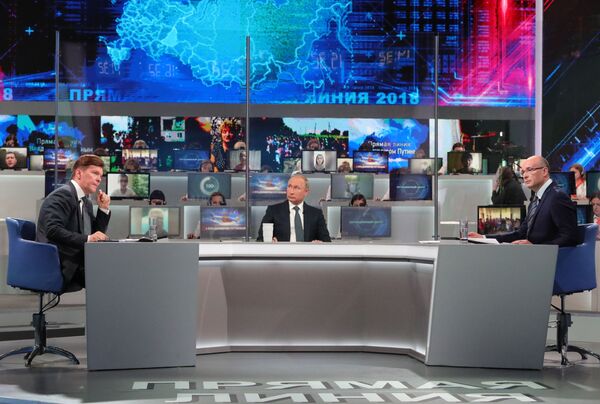 Президент РФ Владимир Путин отвечает на вопросы россиян во время ежегодной специальной программы Прямая линия с Владимиром Путиным - Sputnik Узбекистан