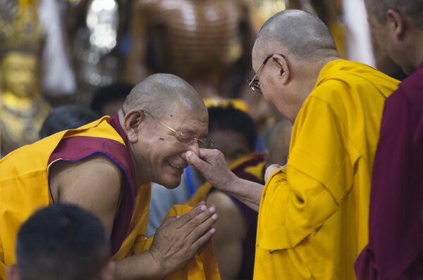 Тибетский духовный лидер Далай-лама игриво зажимает нос монаха во время встречи с тибетской молодежью в Дхармсале, Индия - Sputnik Узбекистан