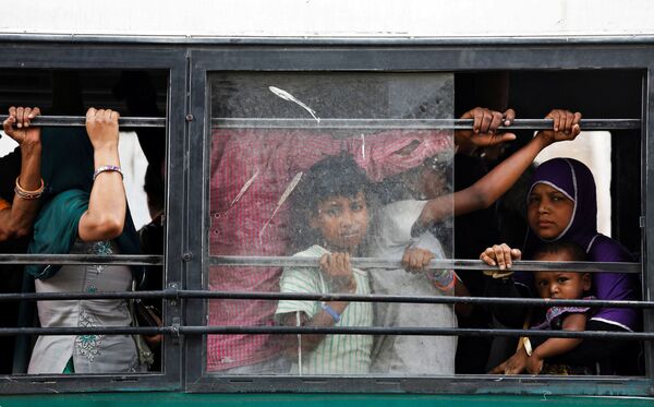 Люди в пассажирском автобусае в Нью-Дели, Индия - Sputnik Узбекистан