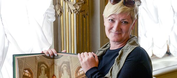 Фотограф, автор иллюстраций в серии книг Архитектурная эпиграфика Узбекистана Виктория Боц во время Международного конгресса Культурное наследие Узбекистана в Санкт-Петербурге. - Sputnik Узбекистан