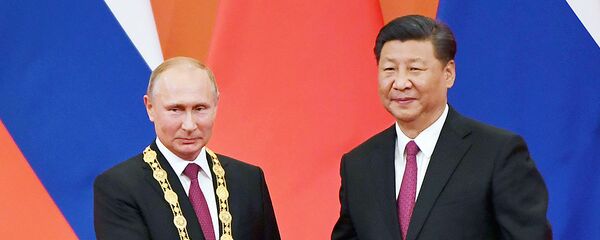 Predsedatel KNR Si Szinpin vruchil prezidentu Rossii Vladimiru Putinu Medal drujbi v Bolshom zale Narodnogo Sobraniya v Pekine Predsedatel KNR Si Szinpin vruchil prezidentu Rossii Vladimiru Putinu Medal drujbi v Bolshom zale Narodnogo Sobraniya v Pekine - Sputnik O‘zbekiston