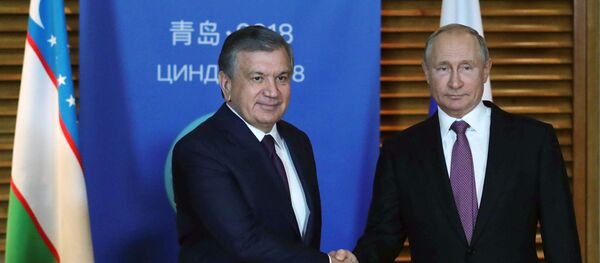 Президент РФ Владимир Путин и президент Республики Узбекистан Шавкат Мирзиёев (слева) во время встречи на полях саммита Шанхайской организации сотрудничества (ШОС) в китайском Циндао. Президент РФ Владимир Путин и президент Республики Узбекистан Шавкат Мирзиёев (слева) во время встречи на полях саммита Шанхайской организации сотрудничества (ШОС) в китайском Циндао. - Sputnik Ўзбекистон