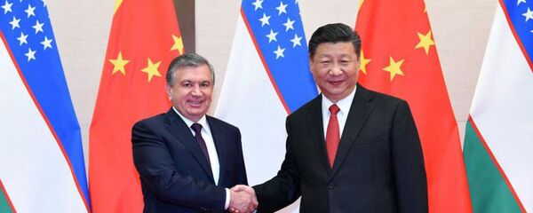 Президент Шавкат Мирзиёев в рамках проходящего в Циндао Саммита ШОС встретился с председателем Китайской Народной Республики Си Цзиньпином Президент Шавкат Мирзиёев в рамках проходящего в Циндао Саммита ШОС встретился с председателем Китайской Народной Республики Си Цзиньпином - Sputnik Узбекистан