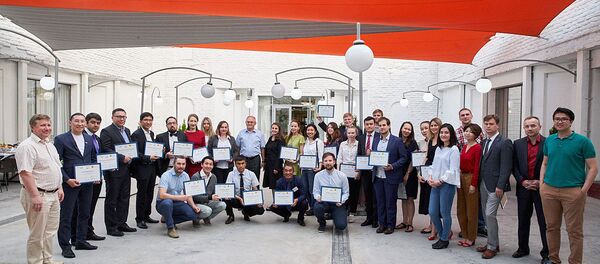 Участники школы с дипломами Участники школы с дипломами - Sputnik Узбекистан