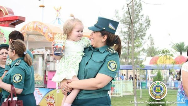 Сотрудники ГУВД Ташкента устроили праздник для детей из молоимущих семей - Sputnik Узбекистан