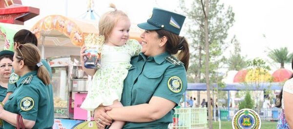 Сотрудники ГУВД Ташкента устроили праздник для детей из молоимущих семей Сотрудники ГУВД Ташкента устроили праздник для детей из молоимущих семей - Sputnik Узбекистан