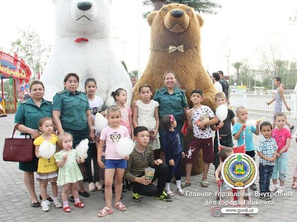 Сотрудники ГУВД Ташкента подарили детям поездку в парк аттракционов - Sputnik Узбекистан