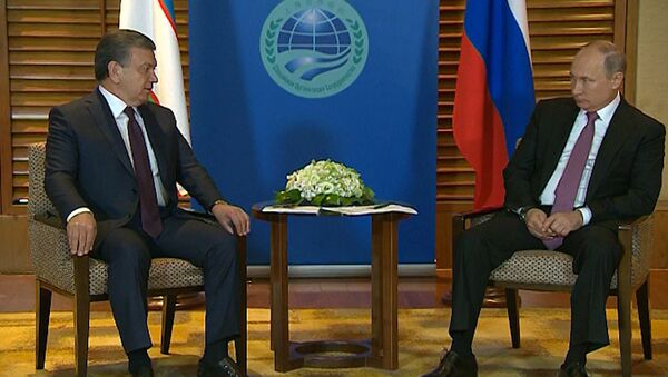 Президент Узбекистана Шавкат Мирзиёев встретился со своим российским коллегой Владимиром Путиным на полях саммита ШОС в Китае - Sputnik Узбекистан