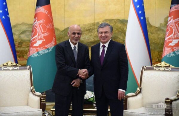 Президент Узбекистана Шавкат Мирзиёев и президент Афганистана Мухаммад Ашраф Гани. - Sputnik Узбекистан
